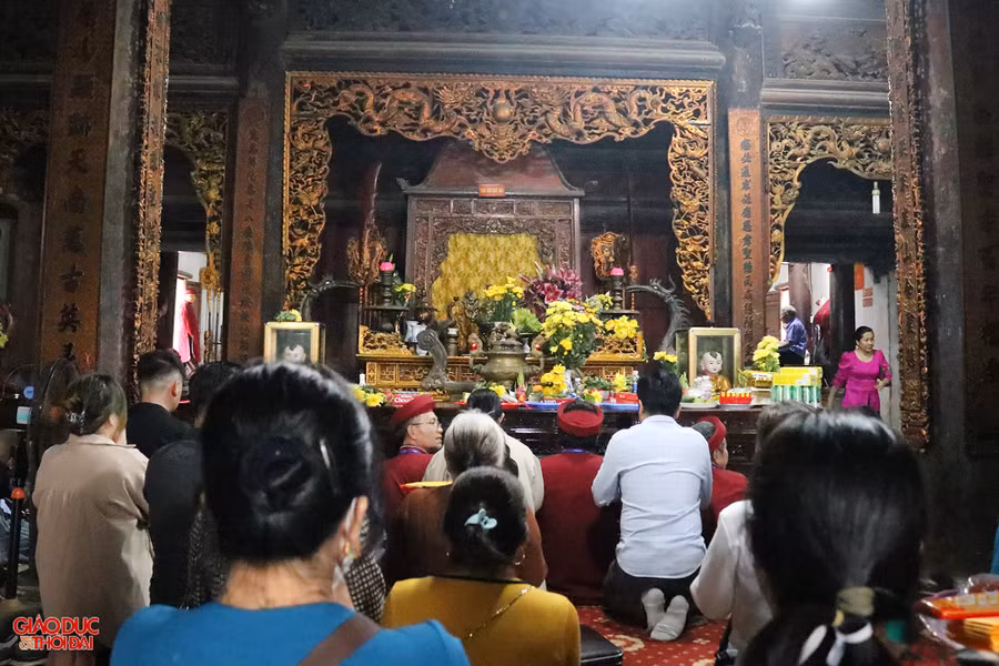 Không may, thuyền chở vua tôi nhà Nam Tống gặp phải sóng to gió lớn, bị chìm ngoài Biển Đông. Thi thể ba mẹ con công chúa và nhũ mẫu trôi dạt vào cửa Càn (cửa biển Lạch Cờn). Người dân thấy thi thể mặc xiêm y quý tộc, trên người phảng mùi thơm nên lấy làm lạ, bèn chôn cất tử tế và lập miếu thờ. (Ảnh: Phạm Tâm).