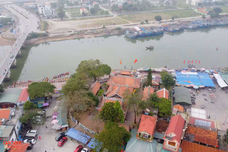 Đền Cờn thờ tự Tứ vị Thánh nương, là ba mẹ con Hoàng hậu và công chúa nước Nam Tống gồm: Thái hậu Dương Nguyệt Quả, 2 công chúa là Triệu Nguyệt Khiêu, Triệu Nguyệt Hương và bà nhũ mẫu. Trong ảnh: Đền Cờn trong xây trên gò Diệc, mặt hướng mặt ra dòng Mai Giang. (Ảnh: Phạm Tâm)