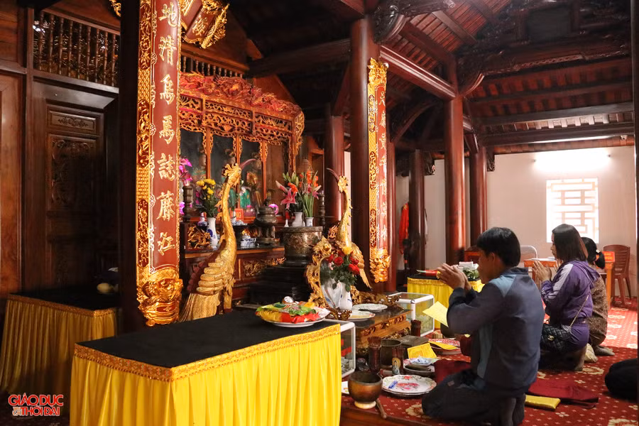 Theo truyền thuyết, khoảng năm 1229, quân Mông Cổ tấn công nhà Nam Tống (Trung Quốc). Trước tình thế nguy cấp, Tả Thừa tướng Lục mang theo vua Đế Bính (8 tuổi) cùng gia quyến xuống thuyền chạy loạn ngoài biển. (Ảnh: Phạm Tâm).