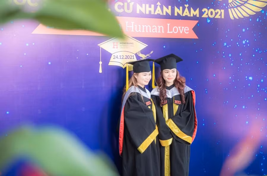 Niềm hạnh phúc của 2 tân cử nhân trong ngày vui tốt nghiệp