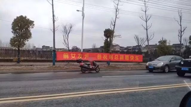 Cưới vợ, người đàn ông được 10 bạn gái cũ căng băng rôn chúc mừng - 2