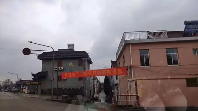 Cưới vợ, người đàn ông được 10 bạn gái cũ căng băng rôn chúc mừng - 4
