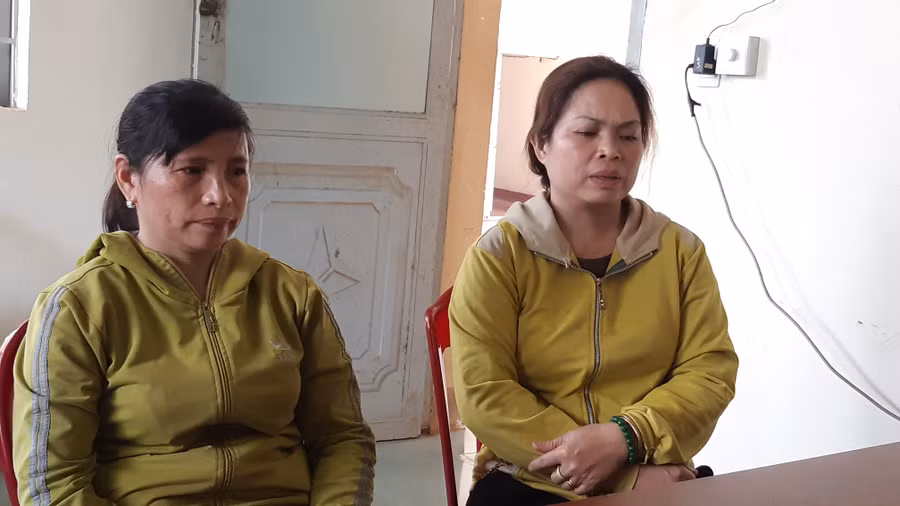 Chị Hoa và chị Thủy nghẹn ngào kể lại sự việc. Chị Hoa và chị Thủy nghẹn ngào kể lại sự việc.