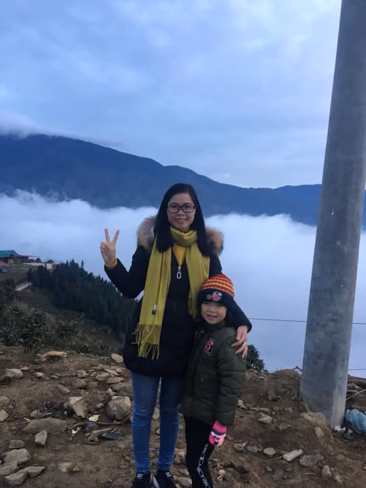 Cô Ngân Thảo cùng con gái trong chuyến đi thiện nguyện