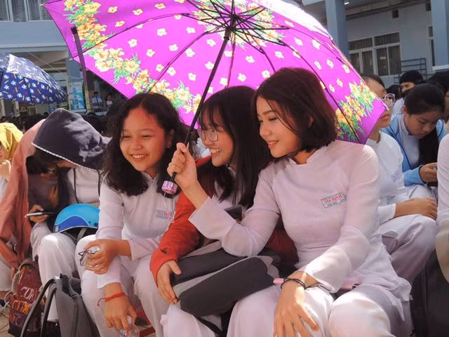 Nắng nóng có thể gây bỏng, trường học “ứng phó” bảo vệ học trò - 3