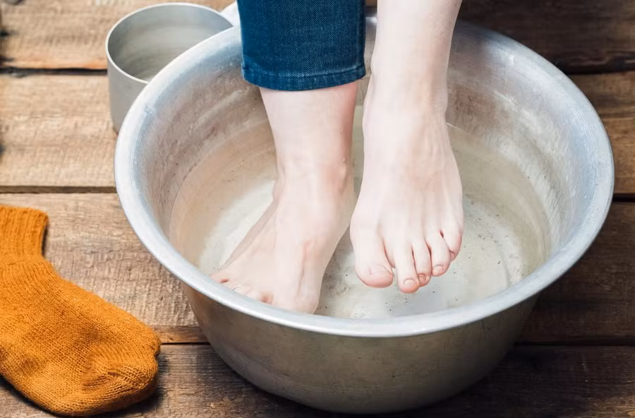 Những người bị giãn tĩnh mạch chi dưới cũng không nên ngâm chân thường xuyên trong nước nóng. (Ảnh: ITN)
