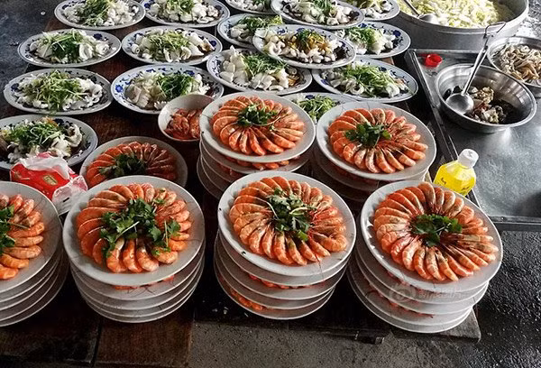 Mâm cỗ quê toàn thịt lợn quá hấp dẫn khiến dân mạng không khỏi trầm trồ-9