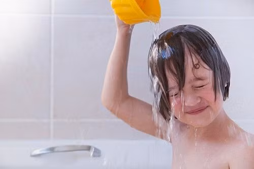 Trẻ em, đi nắng, nguy hiểm, tắm ngay, nước lạnh