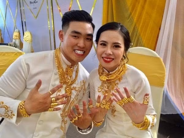 Trao 49 cây vàng cùng 2,5 tỉ đồng làm của hồi môn cho em gái, dân mạng bất ngờ hơn khi biết danh tính người chị gái ảnh 1