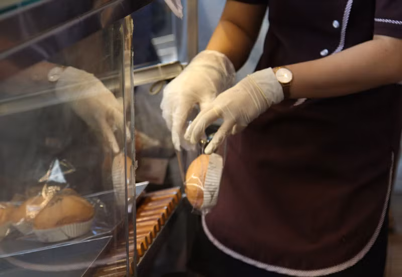 Tất cả bánh mì thanh long vừa ra lò đều được người dân mua hết