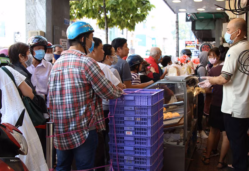 Mỗi người chỉ được mua 5 chiếc bánh mì thăng long