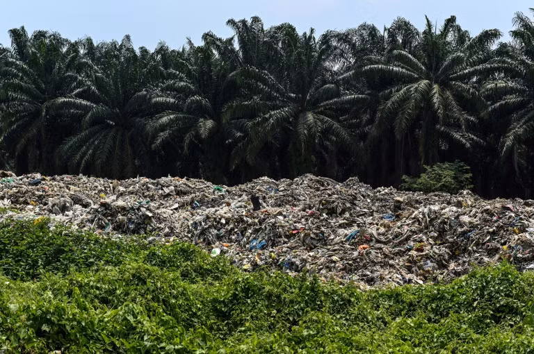 Bãi rác thải nhựa chờ tái chế nằm ven thị trấn nhỏ Jenjarom (Malaysia).
