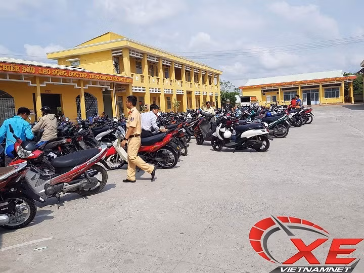 Hàng trăm người chen chúc đợi bấm biển số ngũ quý 9 ảnh 1 Hàng trăm người chen chúc đợi bấm biển số ngũ quý 9