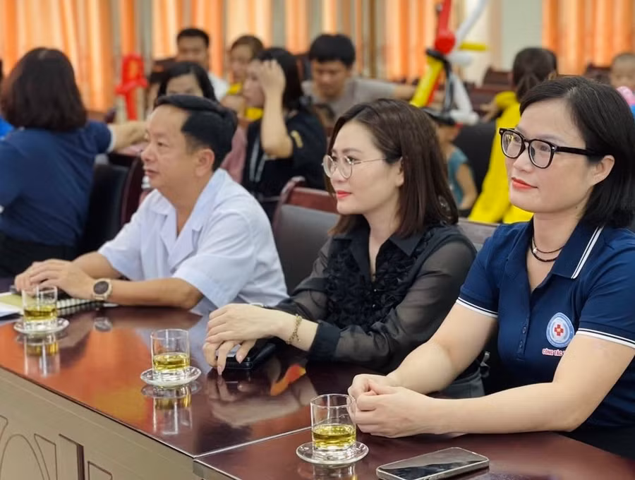 Báo GD&amp;TĐ tại Thanh Hoá phối hợp với các đơn vị, doanh nghiệp trao quà tới bệnh nhân Bệnh viện Nhi Thanh Hoá.