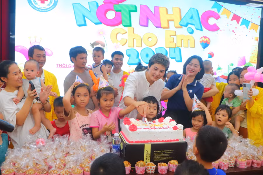 Các bệnh nhân có ngày sinh vào tháng 5 và 6 được nhà hảo tâm tổ chức tiệc sinh nhật.