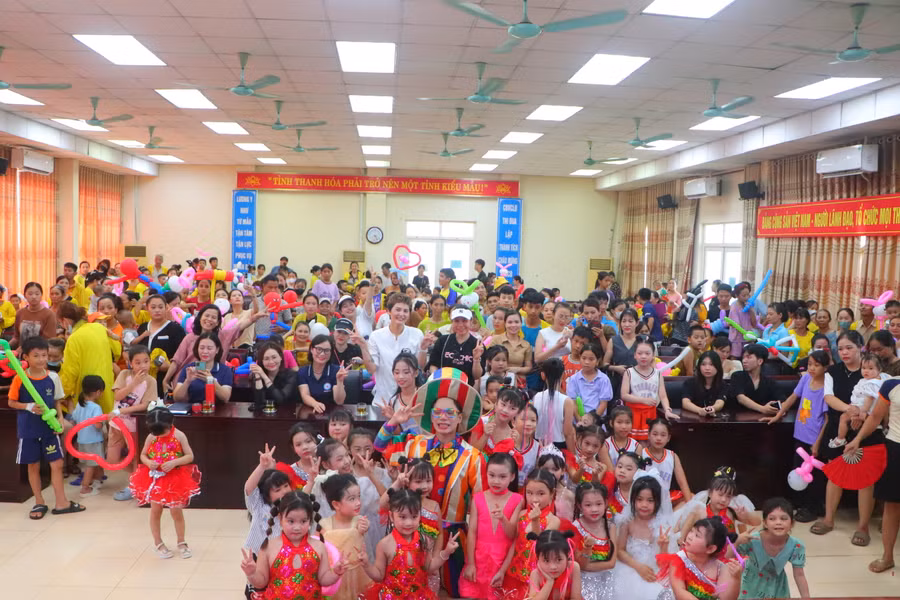 Báo GD&amp;TĐ, các đơn vị, doanh nghiệp, nhà hảo tâm mang Tết thiếu nhi tới các bệnh nhân.