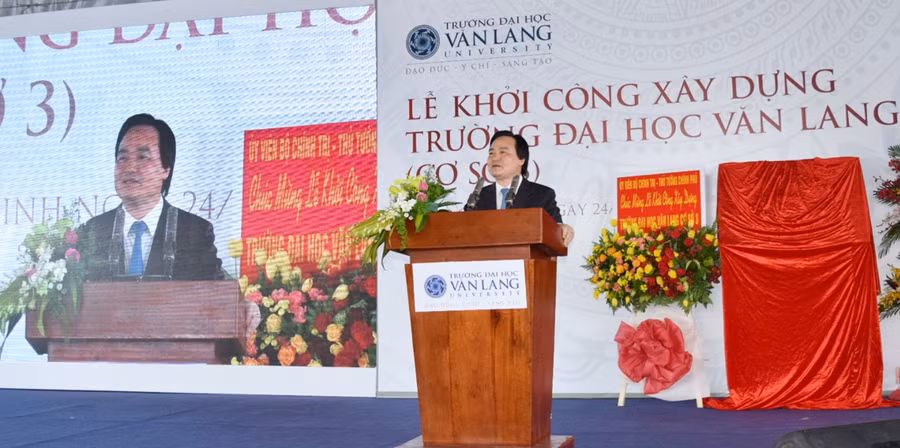 Bộ trưởng Phùng Xuân Nhạ phát biểu tại lễ khởi công xây dựng cơ sở 3 Trường Đại học Văn Lang Bộ trưởng Phùng Xuân Nhạ phát biểu tại lễ khởi công xây dựng cơ sở 3 Trường Đại học Văn Lang