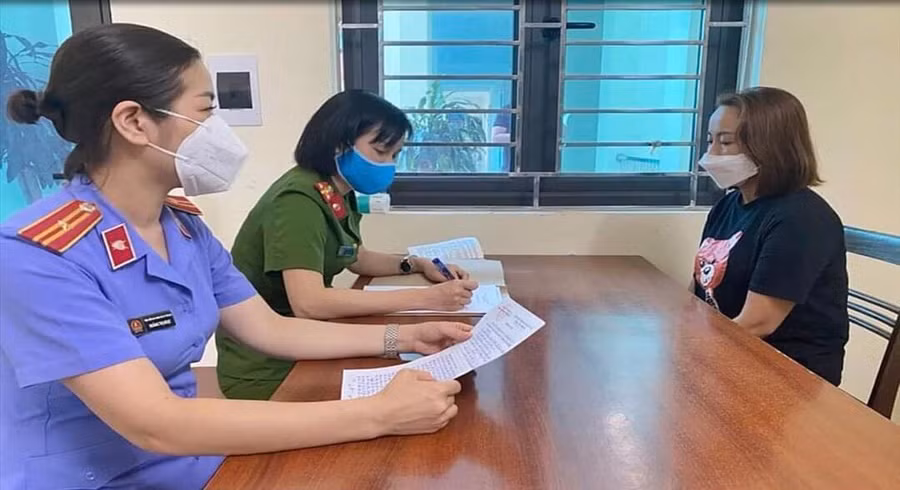 Nguyễn Thị Thu Hương (Bên phải) tại cơ quan công an.