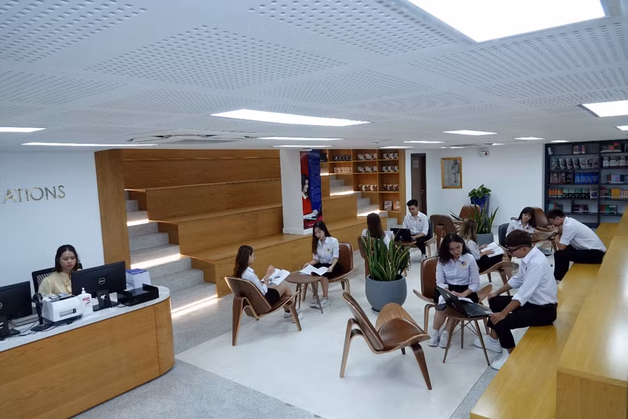 Sinh viên Trường ĐH Quốc tế Sài Gòn trong một giờ học.