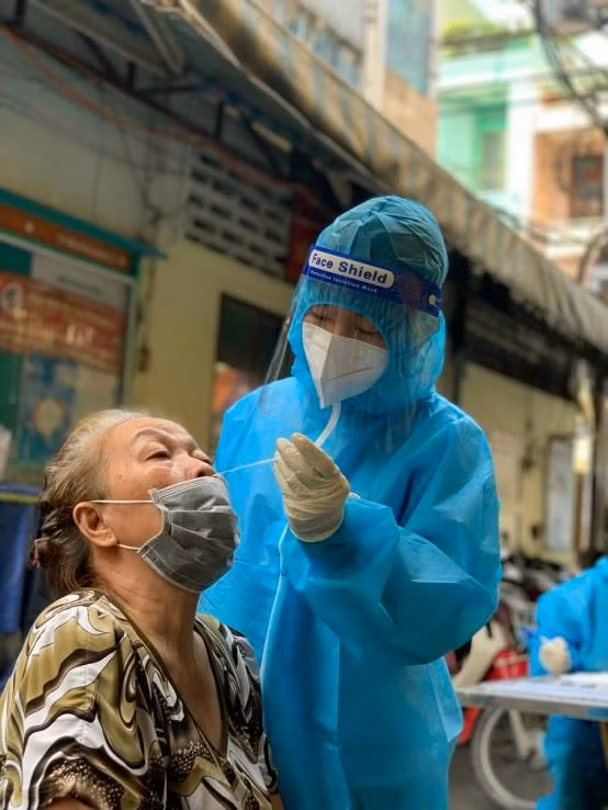 Cô Nguyễn Thị Hà Thu tham gia lấy mẫu xét nghiệm cho người dân nghi ngờ mắc Covid-19 Cô Nguyễn Thị Hà Thu tham gia lấy mẫu xét nghiệm cho người dân nghi ngờ mắc Covid-19