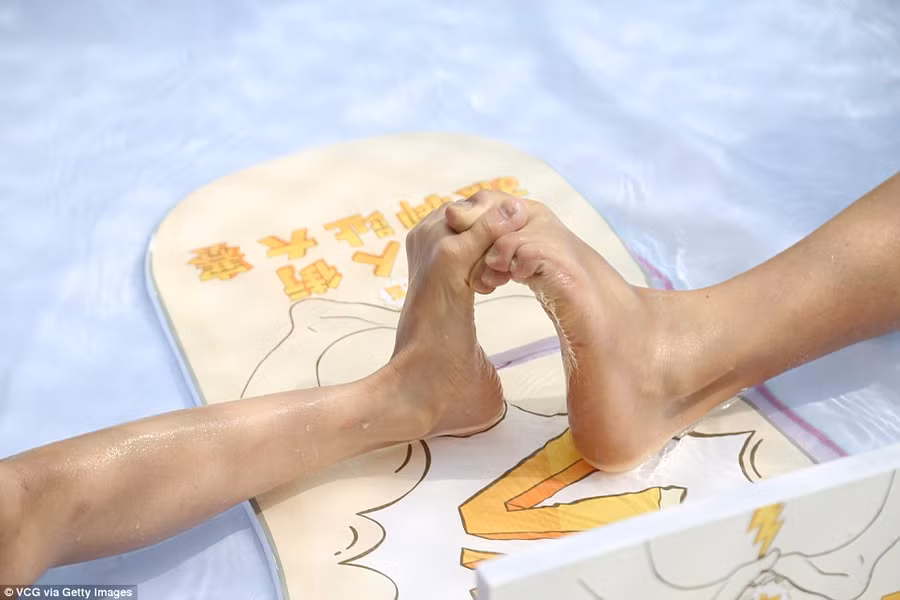 Cộng đồng mạng - Thú vị cuộc thi vật ngón chân diễn ra giữa cái nóng 40 độ ở Trung Quốc
