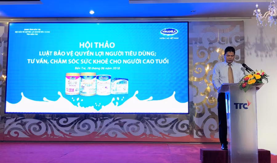 Đại diện Vinamilk ông Trần Hữu Định - Giám đốc kinh doanh miền tây phát biểu tại hội thảo Đại diện Vinamilk ông Trần Hữu Định - Giám đốc kinh doanh miền tây phát biểu tại hội thảo