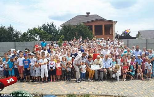 Ông Pavel Semenyuk, 87 tuổi ở làng Dobroslav (Ukraine)luôn mơ ước có một gia đình lớn. Cho đến nay, ông Pavel có 13 con, 127 cháu, 203 chắt và 3 chít. Ông Pavel Semenyuk, 87 tuổi ở làng Dobroslav (Ukraine)luôn mơ ước có một gia đình lớn. Cho đến nay, ông Pavel có 13 con, 127 cháu, 203 chắt và 3 chít.