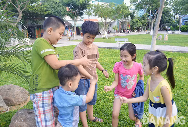 Trẻ em học gì khi chơi?