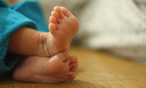 Mỗi lần nhìn con gái bé nhỏ, chị Hảo vừa hạnh phúc và Ảnh: MT.