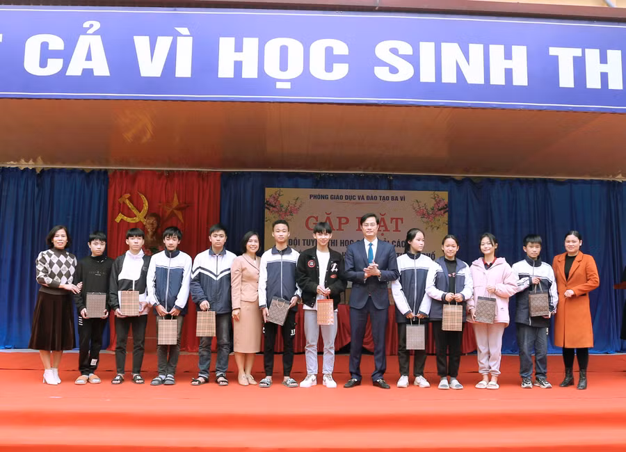 Lãnh đạo Phòng GD&ĐT Ba Vì tặng quà động viên các em trong đội tuyển thi học sinh giỏi của huyện chuẩn bị dự thi cấp thành phố. 