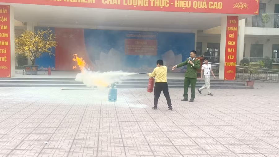 Các em học sinh được thực hành kỹ năng sử dụng bình chữa cháy xách tay để dập các đám cháy nhỏ. Các em học sinh được thực hành kỹ năng sử dụng bình chữa cháy xách tay để dập các đám cháy nhỏ.