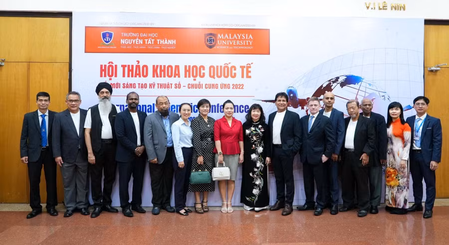 Các đại biểu quốc tế chụp hình lưu niệm với các chuyên gia, nhà khoa học của Việt Nam.