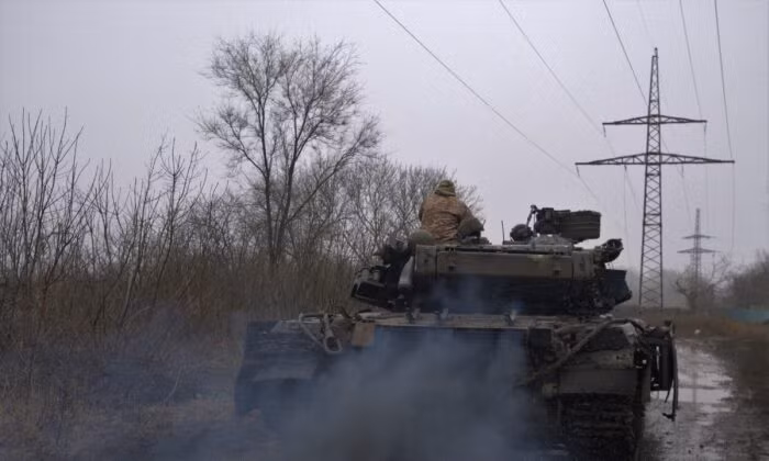 Xe tăng T-64 của từ thị trấn Chasiv Yar, vùng Donetsk đến Bakhmut, Ukraine, hôm 09/03/2023 Xe tăng T-64 của từ thị trấn Chasiv Yar, vùng Donetsk đến Bakhmut, Ukraine, hôm 09/03/2023