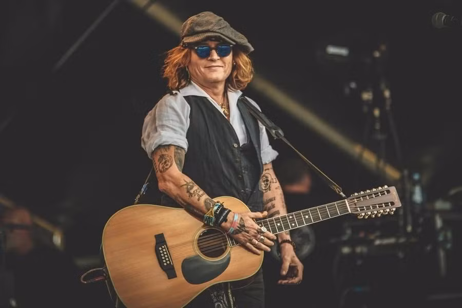 Johnny Depp vẫn chăm chỉ lưu diễn sau khi thắng kiện. Ảnh: People.