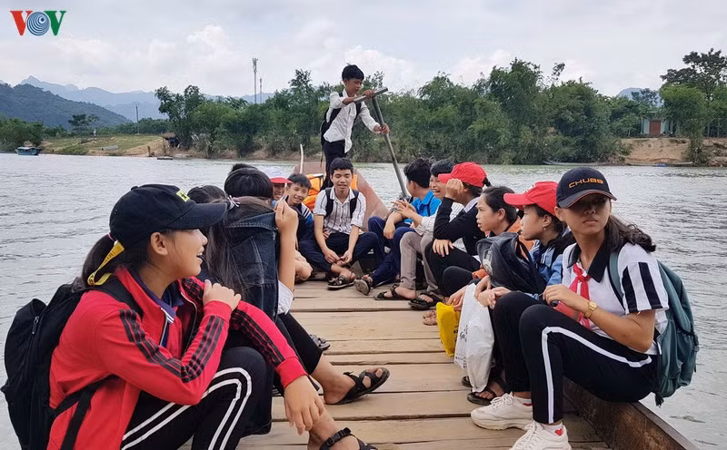 không thể xây cầu, học sinh quảng bình vượt sông đi học bằng đò ngang hình 4 khong the xay cau, hoc sinh quang binh vuot song di hoc bang do ngang hinh 4