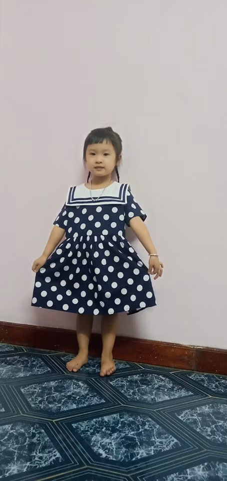 Là con gái nên bé Bống rất điệu đà và thích váy vóc.