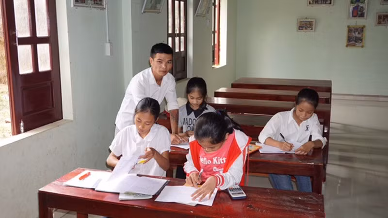Sau khi đoạn tuyệt với ma túy, Nguyễn Văn Sỹ trở lại con đường học hành và tình nguyện phụ đạo cho các em học sinh tại nhà.