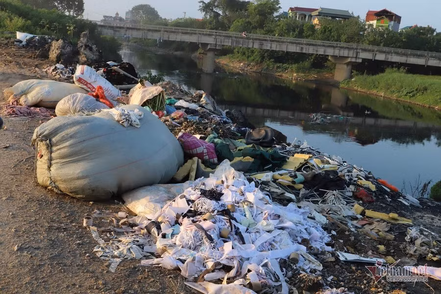 Lửa cuồn cuộn trên đống vải vụn, cả xã ở Hà Nội tự đầu độc mình