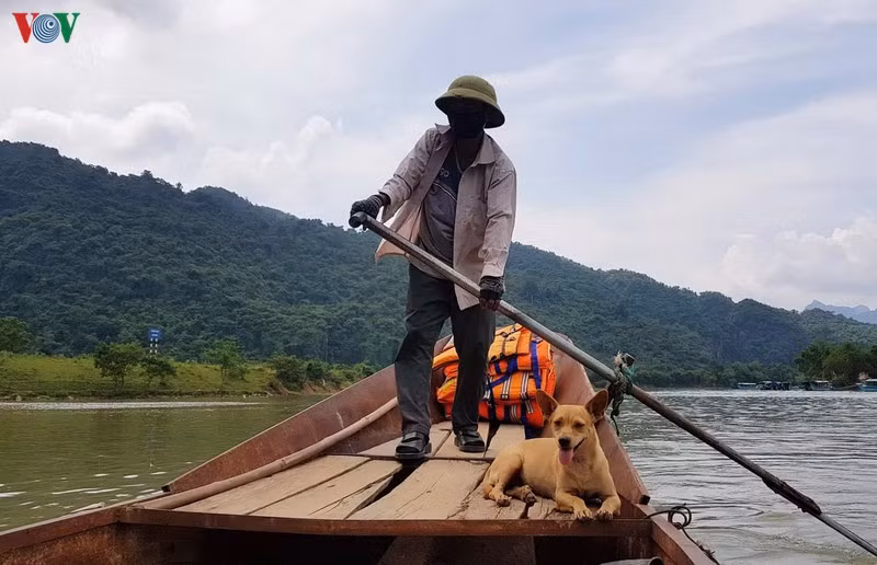 không thể xây cầu, học sinh quảng bình vượt sông đi học bằng đò ngang hình 5 khong the xay cau, hoc sinh quang binh vuot song di hoc bang do ngang hinh 5