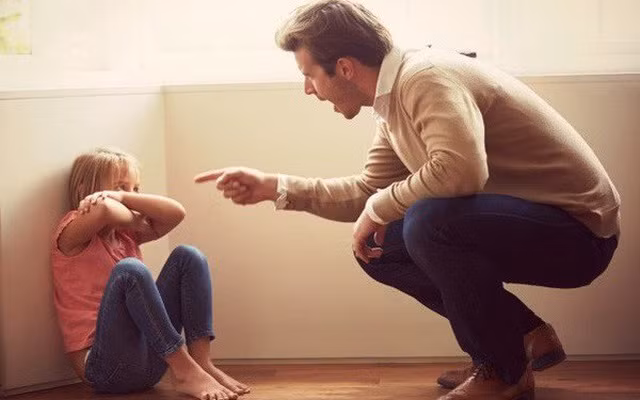 Con trầm cảm vì bố miệt thị, luôn tạo áp lực học hành