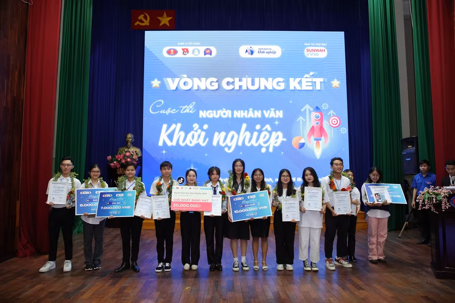 Các nhóm đạt giải cao chụp ảnh lưu niệm.