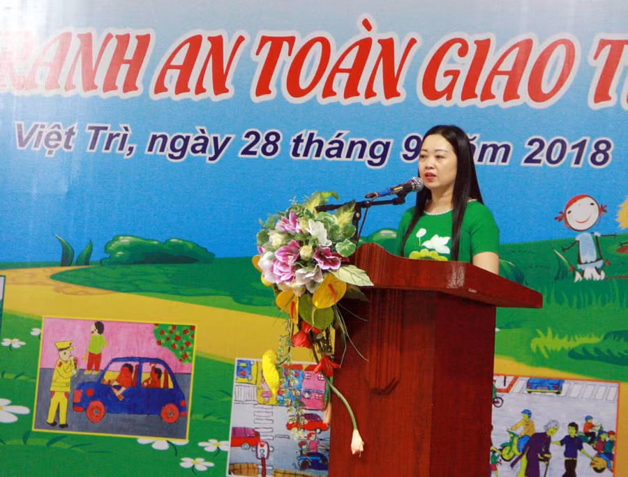 Cô giáo Nguyễn Thị Minh Thịnh phát biểu khai mạc cuộc thi