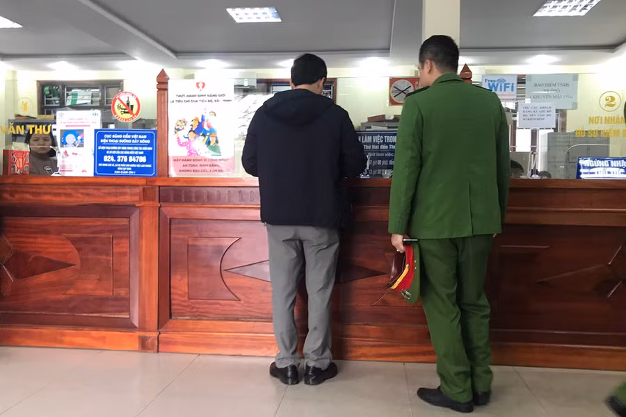 Cơ quan công an làm việc, khám xét trung tâm đăng kiểm 3701S. Ảnh: NT. Cơ quan công an làm việc, khám xét trung tâm đăng kiểm 3701S. Ảnh: NT.