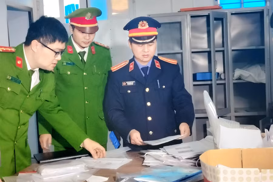 Cơ quan chức năng khám xét trụ sở văn phòng công ty Phoenix. Ảnh: VKSND.