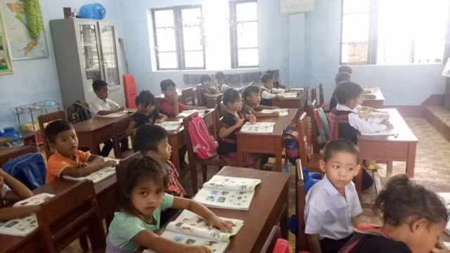 HS Trường Tiểu học Hồng Bắc tiếp cận tốt với sách giáo khoa mới.