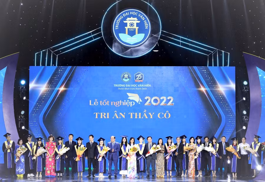 Đại diện các tân cử nhân, kỹ sư trao hoa tri ân thầy cô giáo nhân ngày Nhà giáo Việt Nam 20/11. Đại diện các tân cử nhân, kỹ sư trao hoa tri ân thầy cô giáo nhân ngày Nhà giáo Việt Nam 20/11.