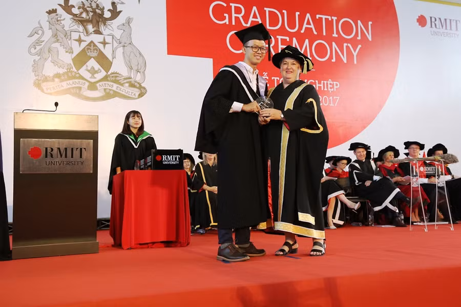Sinh viên Mai Đức Hiếu dành giải Sinh viên Xuất sắc danh giá của Đại học RMIT Việt Nam
