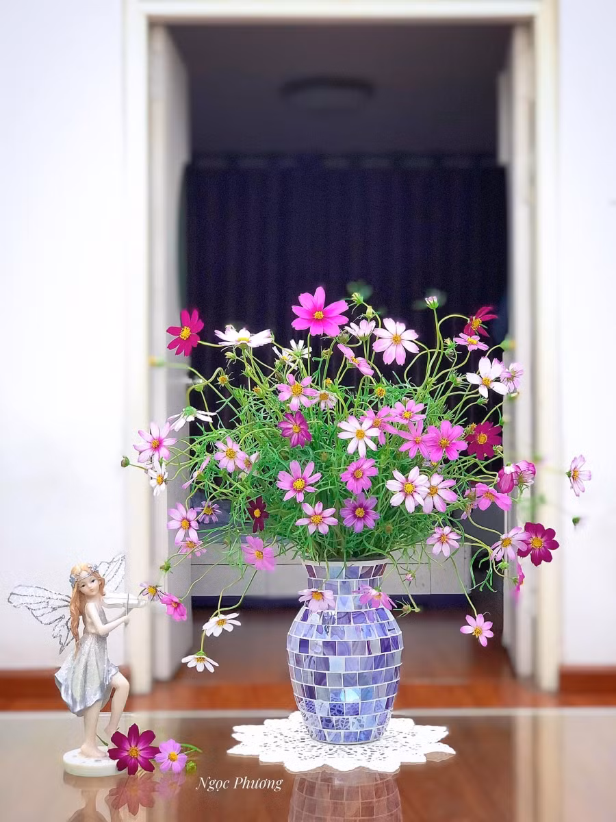 Và không ngờ bình gương tím cũng hợp, tôn được dáng rủ mềm mại sinh động của mấy nhánh hoa