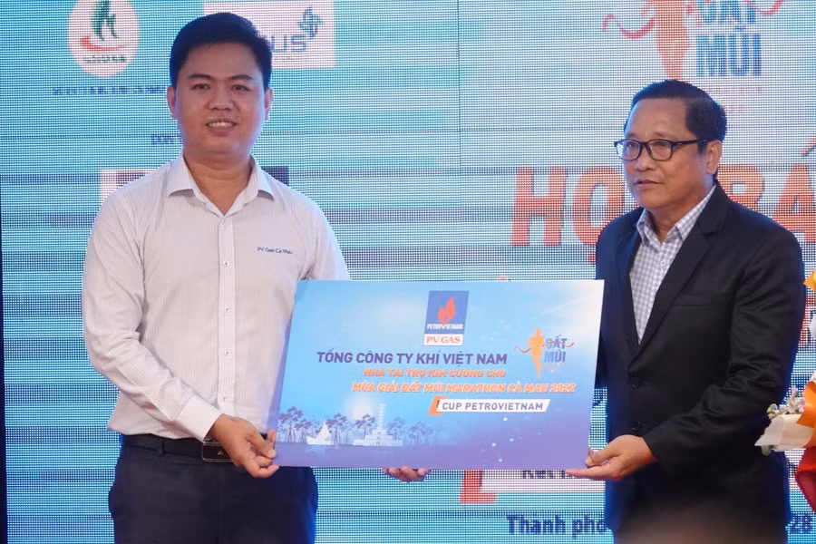 Đại diện PV GAS trao tài trợ cho giải.