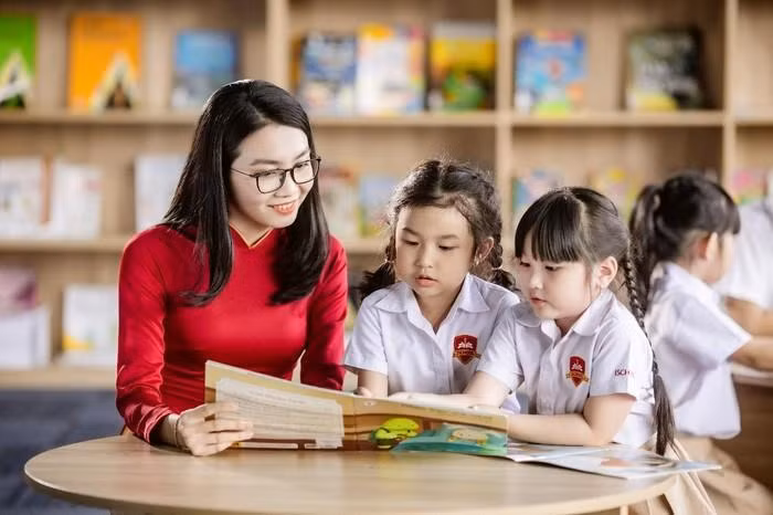 iSchool là nơi làm việc của gần 1.000 cán bộ nhân viên tận tâm và trách nhiệm.
